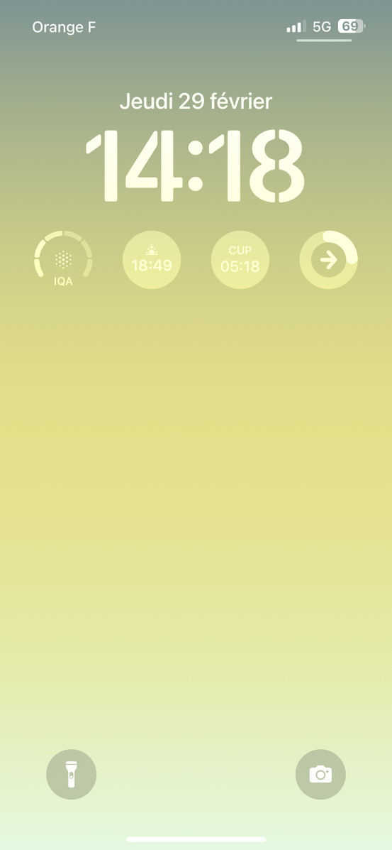 https://commons.wikimedia.org/wiki/File:IOS_17_Lockscreen.png